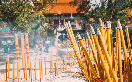 正确的烧香祈福保平安方法